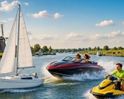 Zeilboot, jetski en motorboot op het water vlak bij elkaar