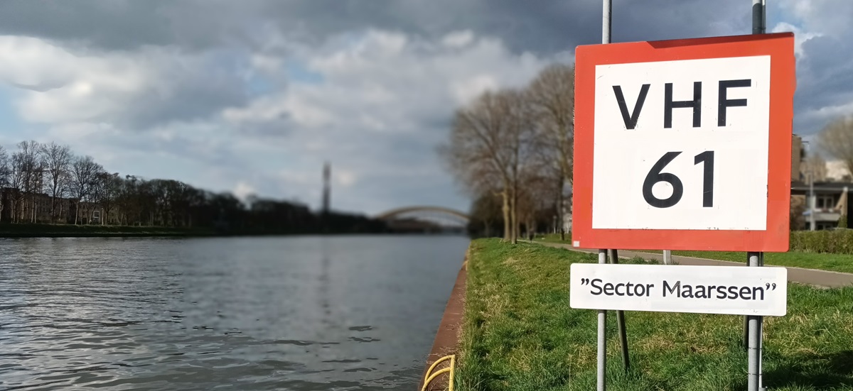 VHF bord langs het water